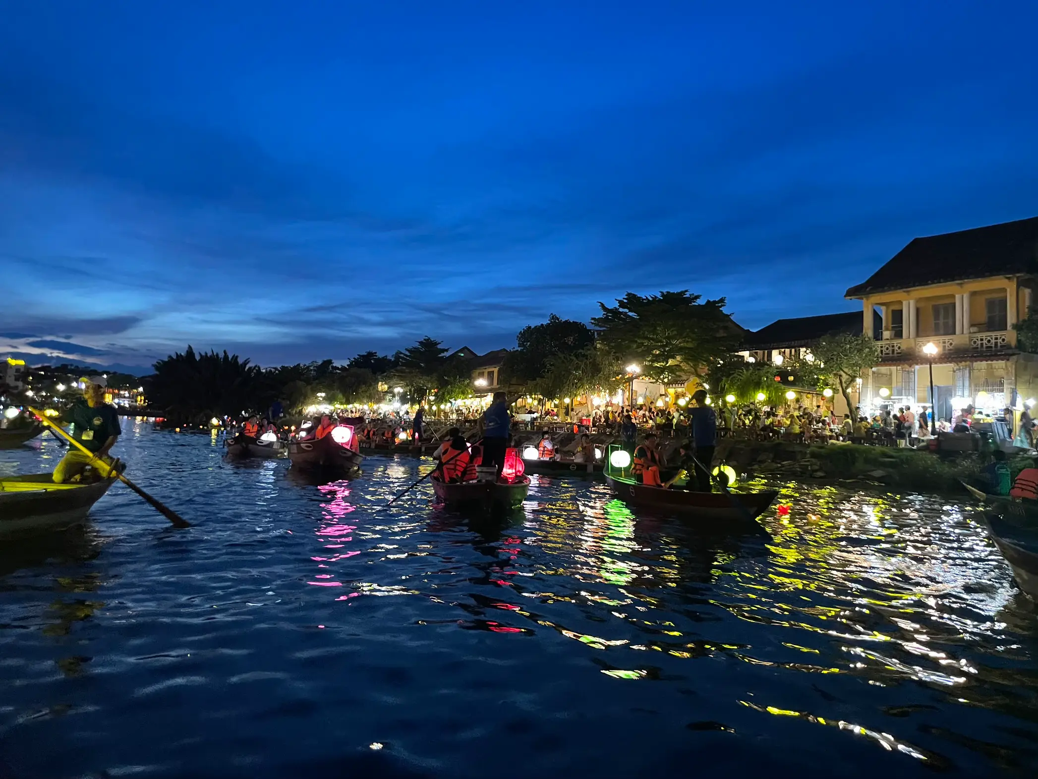 ベトナム🇻🇳／ホイアン】ランタンボートで灯籠流し | _traveloggが投稿したフォトブック | Lemon8