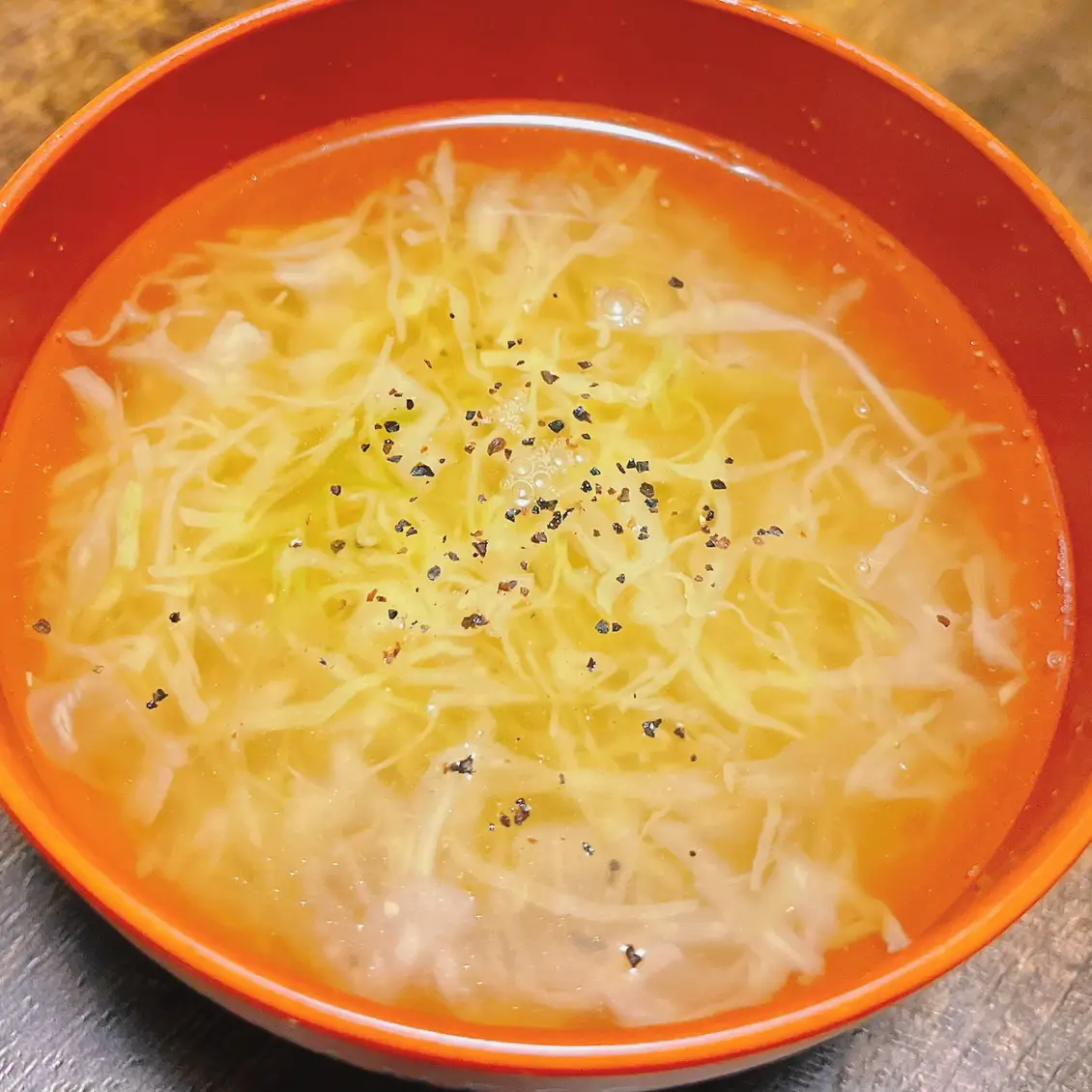 ซุป consomme ง่าย ๆ กับกะหล่ําปลีหั่นฝอย แกลเลอรีที่โพสต์โดย ふみすけ ふたり