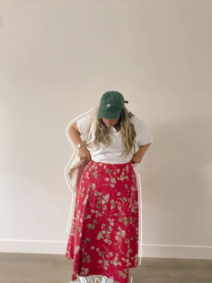 How to Wear a Maxi Skirt  Floral skirt outfits, Skirt outfits fall, Red floral  skirt