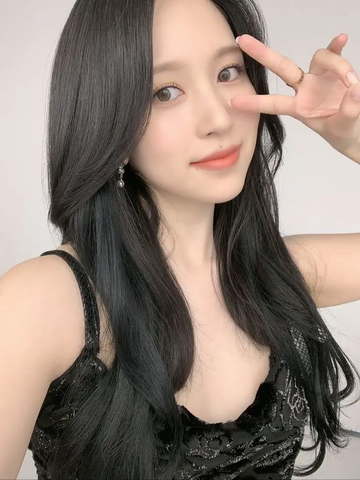 TWICE - 【 専用 】TWICE ミナ TWICEミナ：ノースリトップスで輝く美肌を披露 「SK-II」美容液