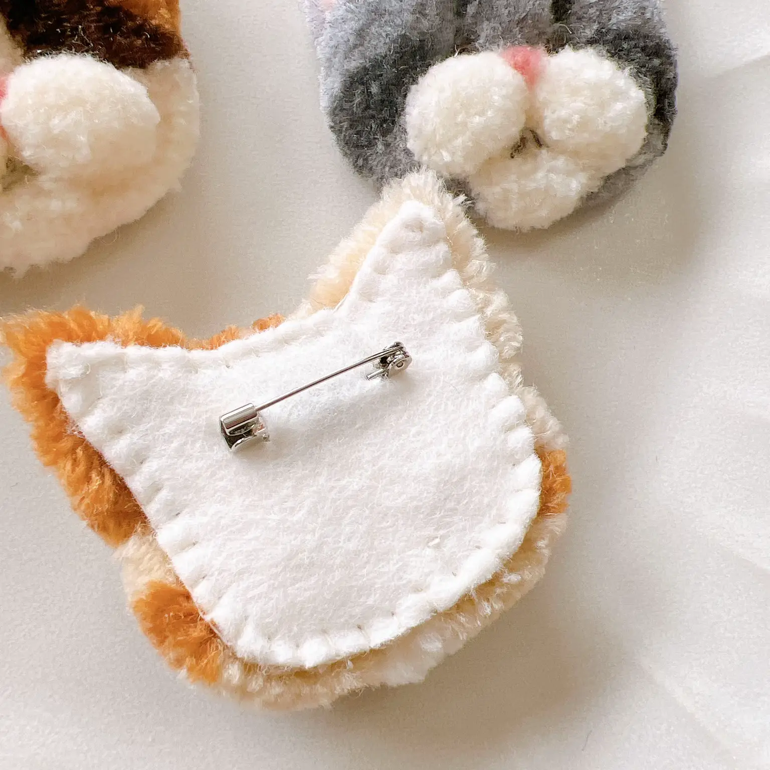 🧶まるで絨毯『毛糸刺繍のブローチ』猫ちゃんモチーフ🐈\ お知らせ📢/ | bom bomが投稿したフォトブック | Lemon8