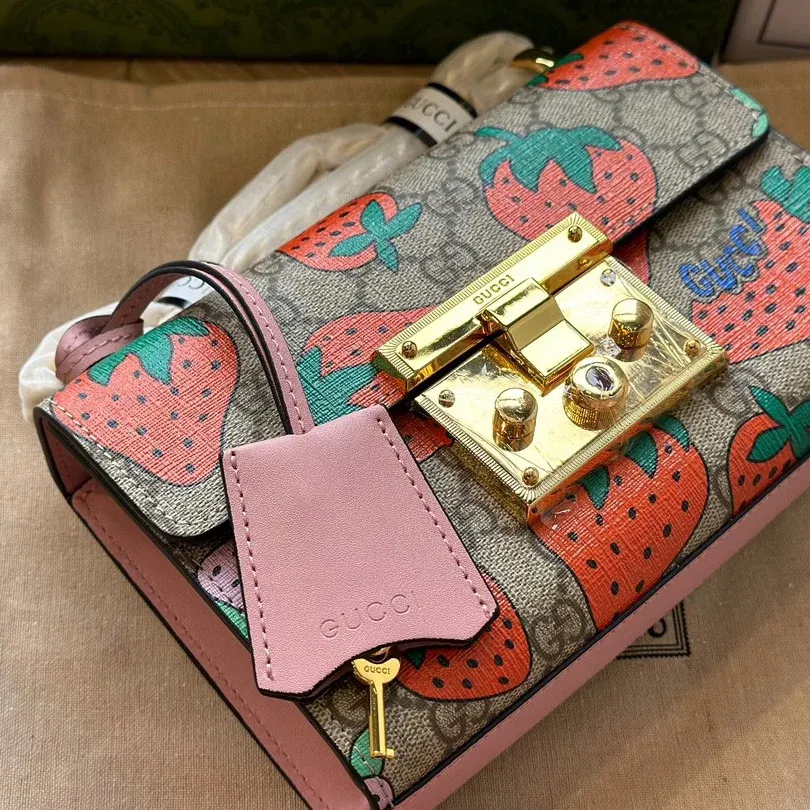 strawberry coach purse🍓👀❤️, Gallery posted by lily💖