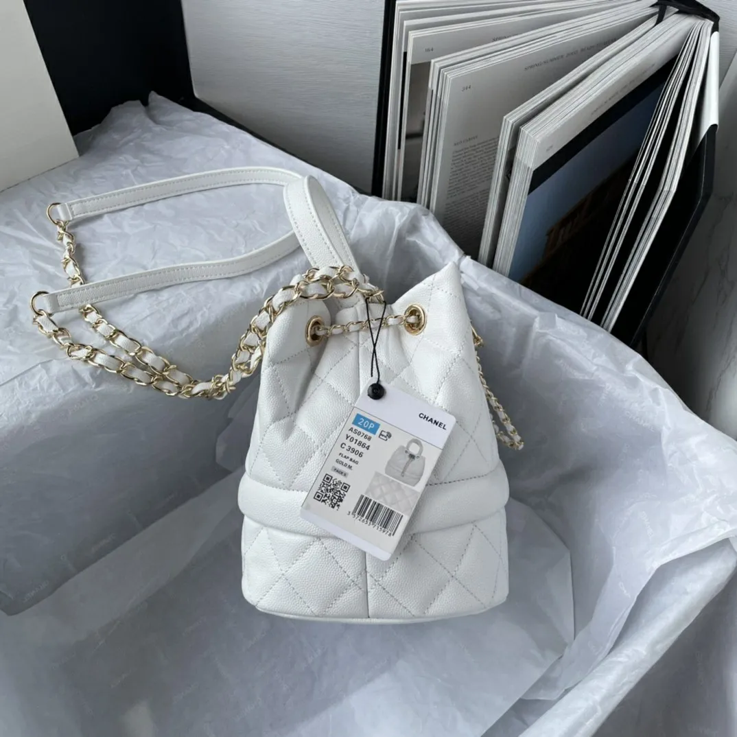 Chanel斜めがけバッグ | yuriが投稿したフォトブック | Lemon8