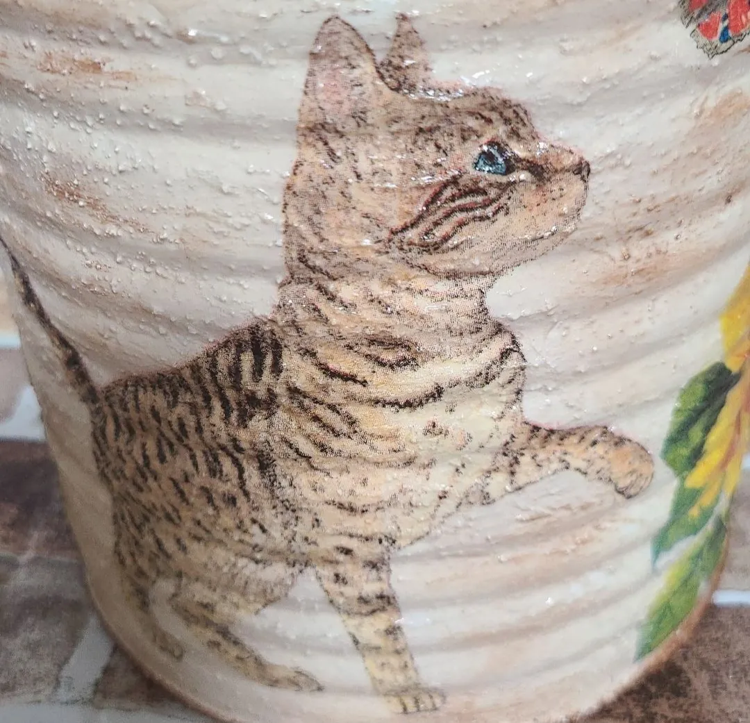 猫とひまわり?のリメイク缶 | ぷ～ちゃんが投稿したフォトブック | Lemon8