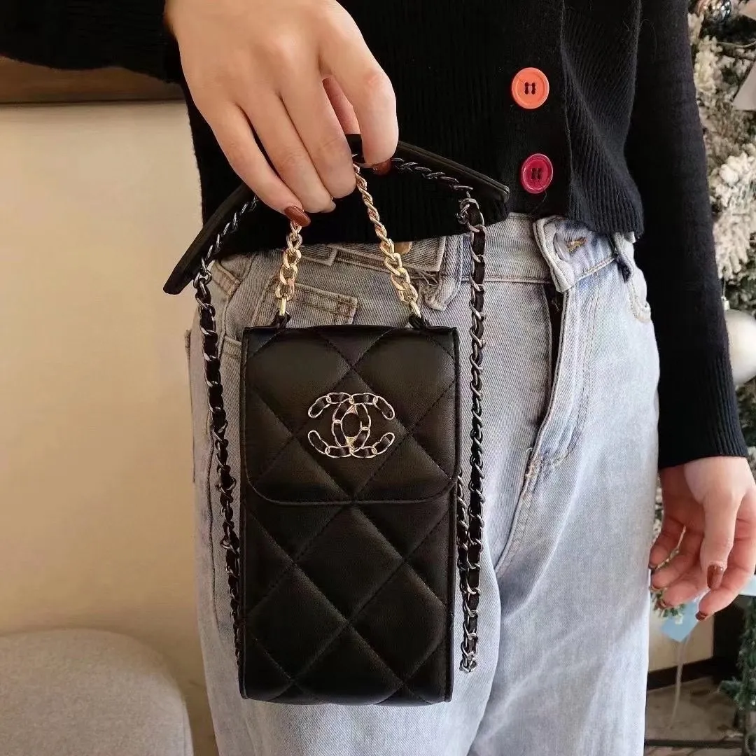 Chanel🌸こんなの待ってた! iPhone ケース! | Celia Woodsが投稿した