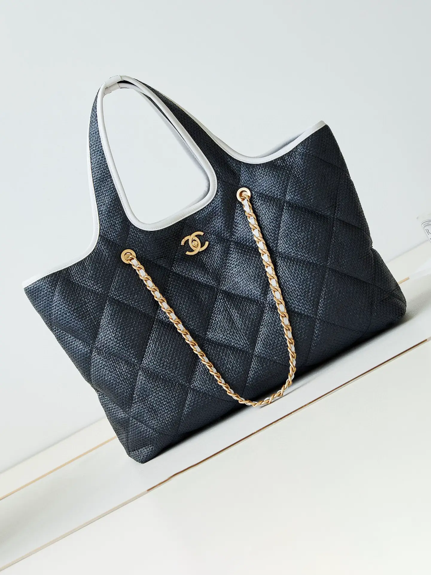 Chanel 23A coco beach handbag | Luxe Fashionが投稿したフォトブック