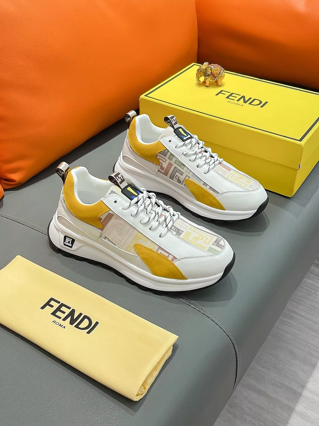 正規品 *ファー 限定価格☆FENDI スカーフ モチーフ☆ FF