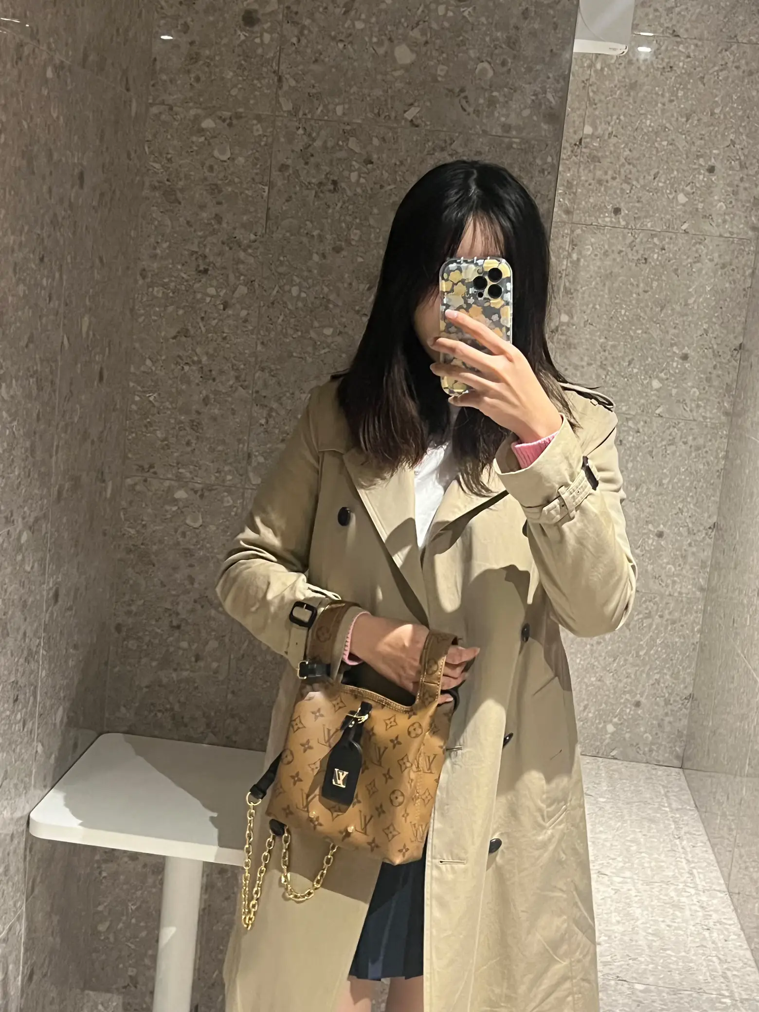 I'm loving carrying my newest louis, alma bb, she is the perfect size for  my essentials. I went for a very neutral outfit today for a classic look. :  r/Louisvuitton