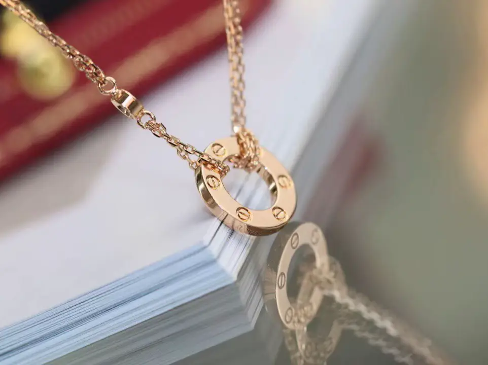 カルティエのLOVEシリーズの二重ディスクネックレス | Sunbeam Jewels 