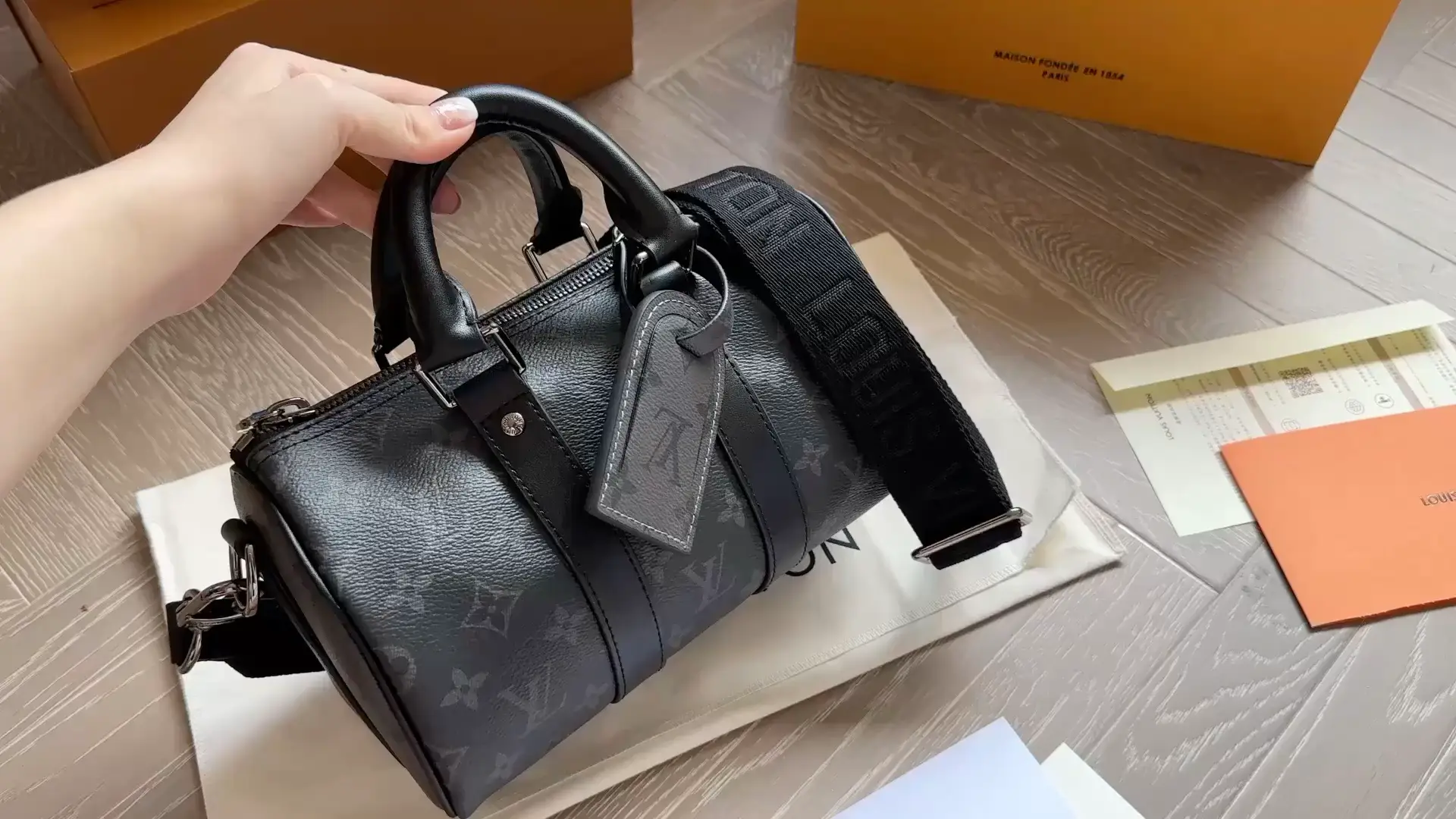 Unboxing my @Louis Vuitton Easy Pouch on Strap. #unboxing