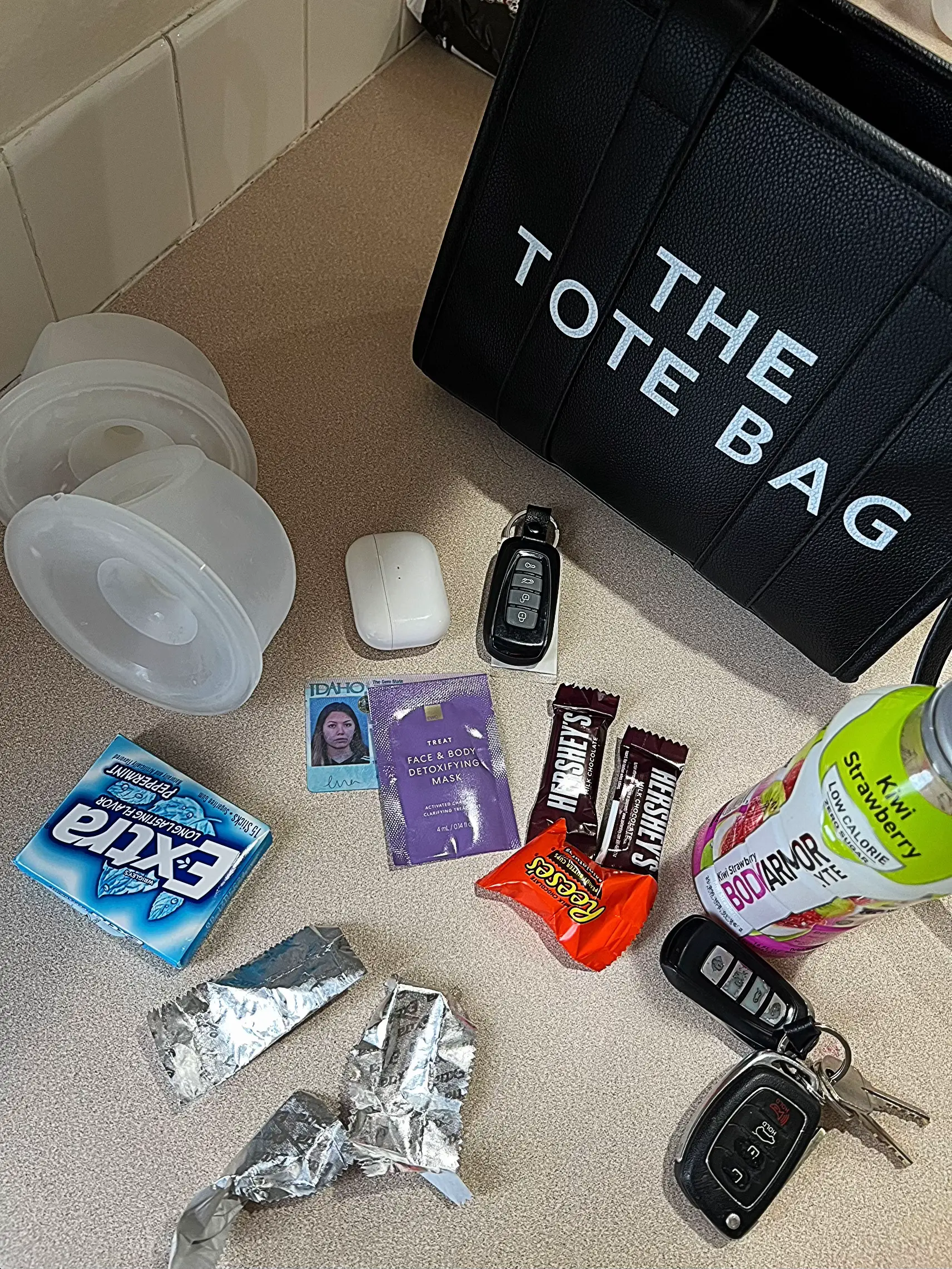 Pin on what's in my bag pics <3