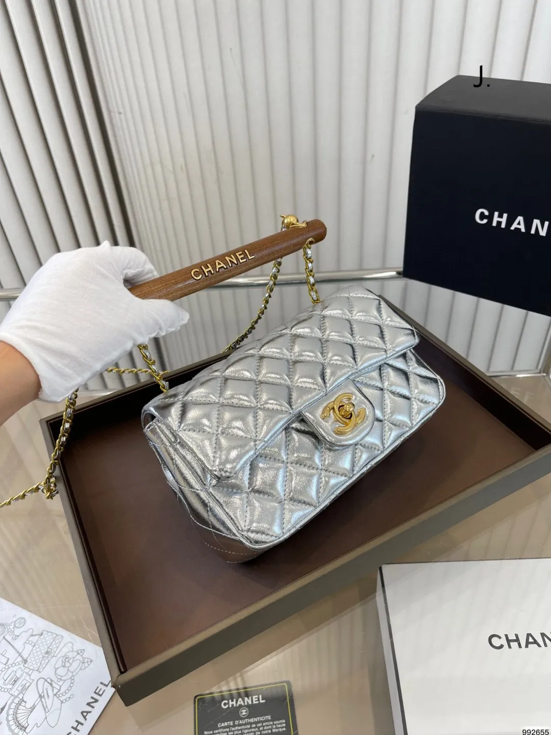 高い ✨CHANEL 白ジャケット春夏 やや訳ありなのでお安くしてい