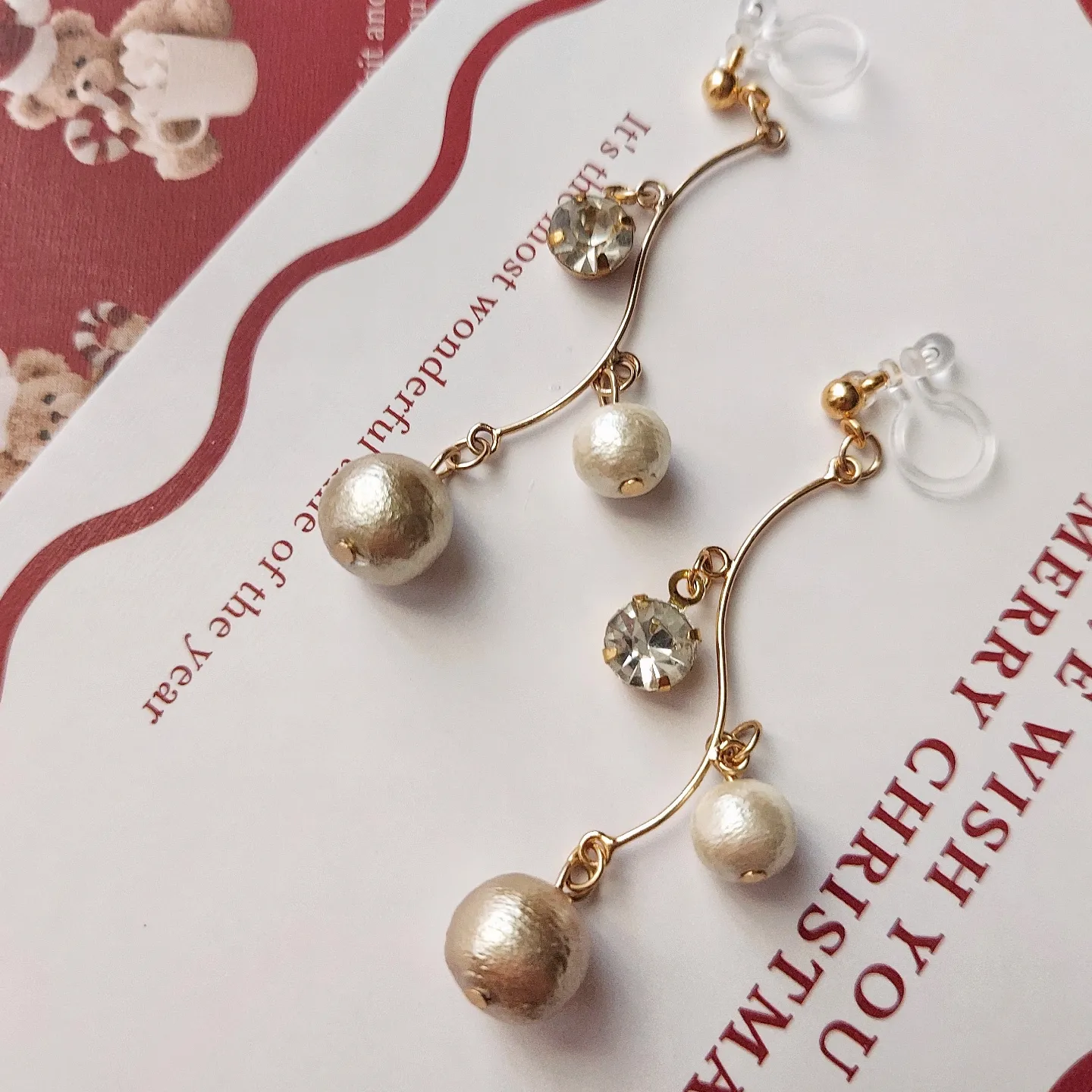 クリスマスコーデに♡きらめきクリスタルと淡色パールの華奢イヤリング  