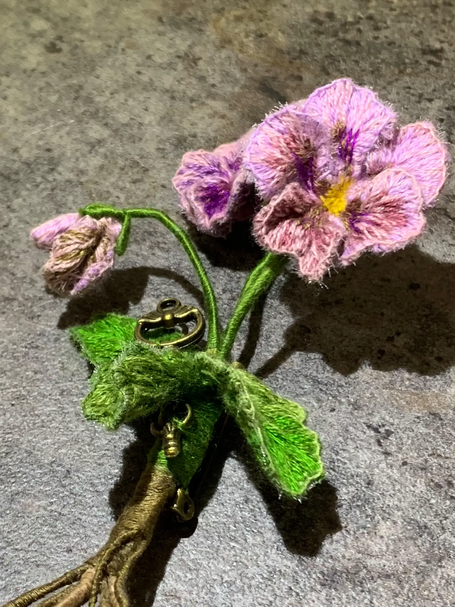 立体刺繍ビオラの「植物標本風」 | HanaTsumugiが投稿したフォトブック