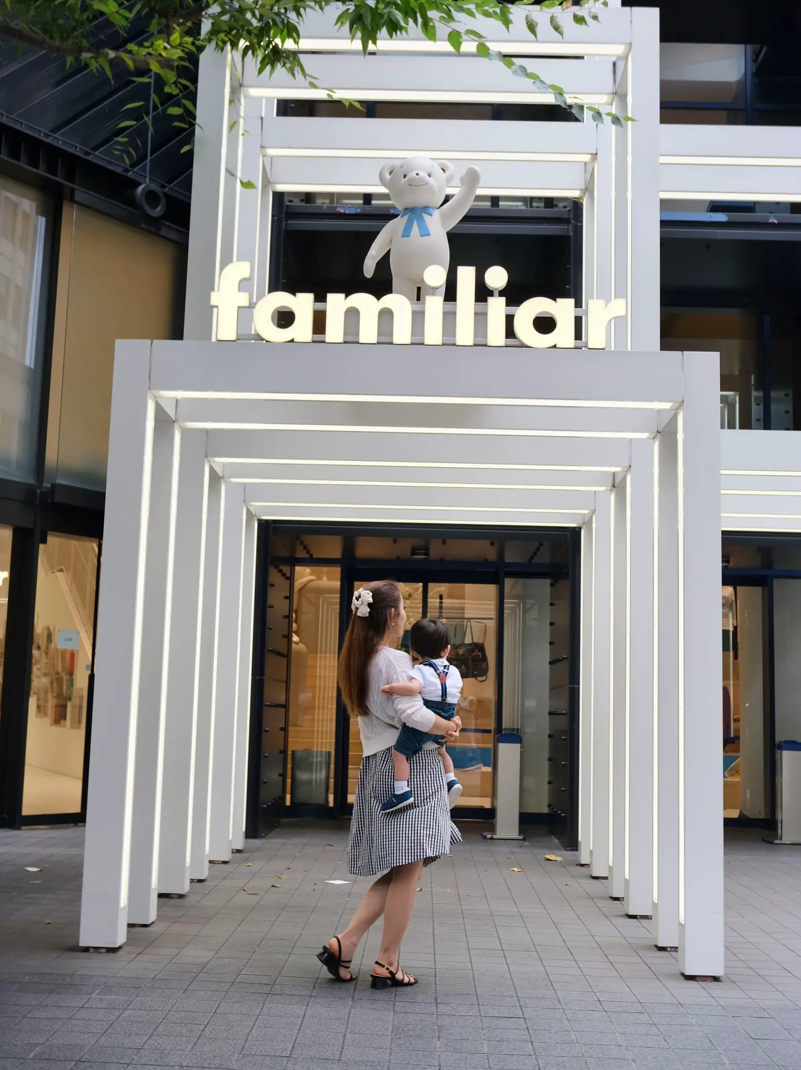 【正規品】【新品タグ付】familiar 木の上のトトロ マチ付きバッグ ☆完売 ファミリア木の上のトトロ 70th限定デニムバック（ファミリア