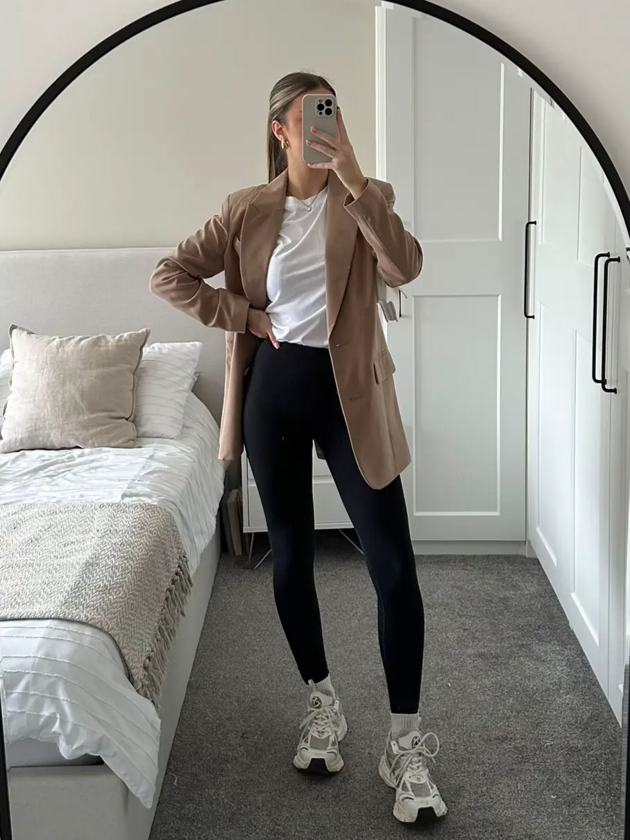 The best casual fit 🤍 #howtostyleleggings #leggingsoutfit