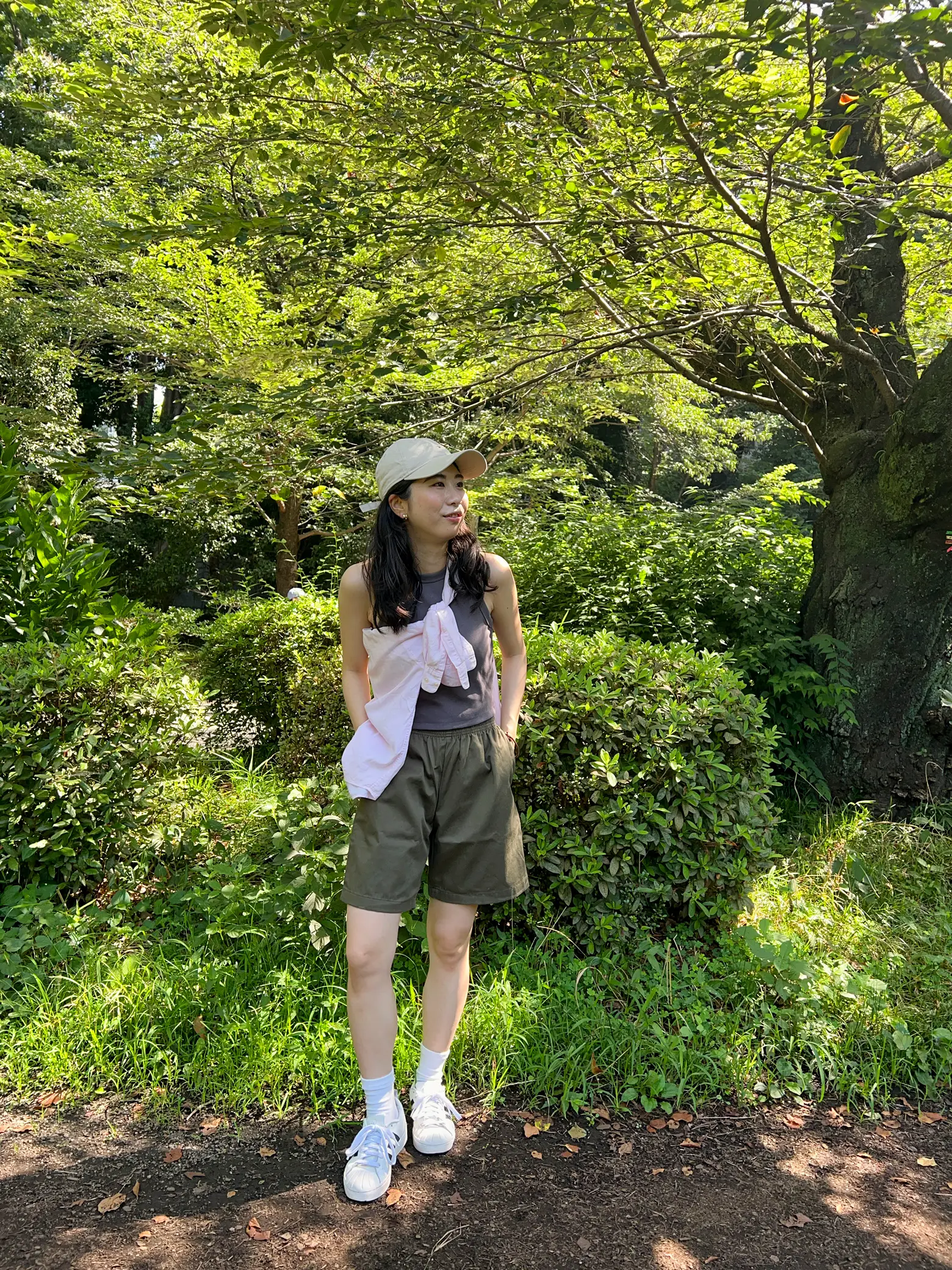 避暑地】ハーフパンツで夏の公園/アウトドア参考コーデ🌱⛰️🐝 | 長塚