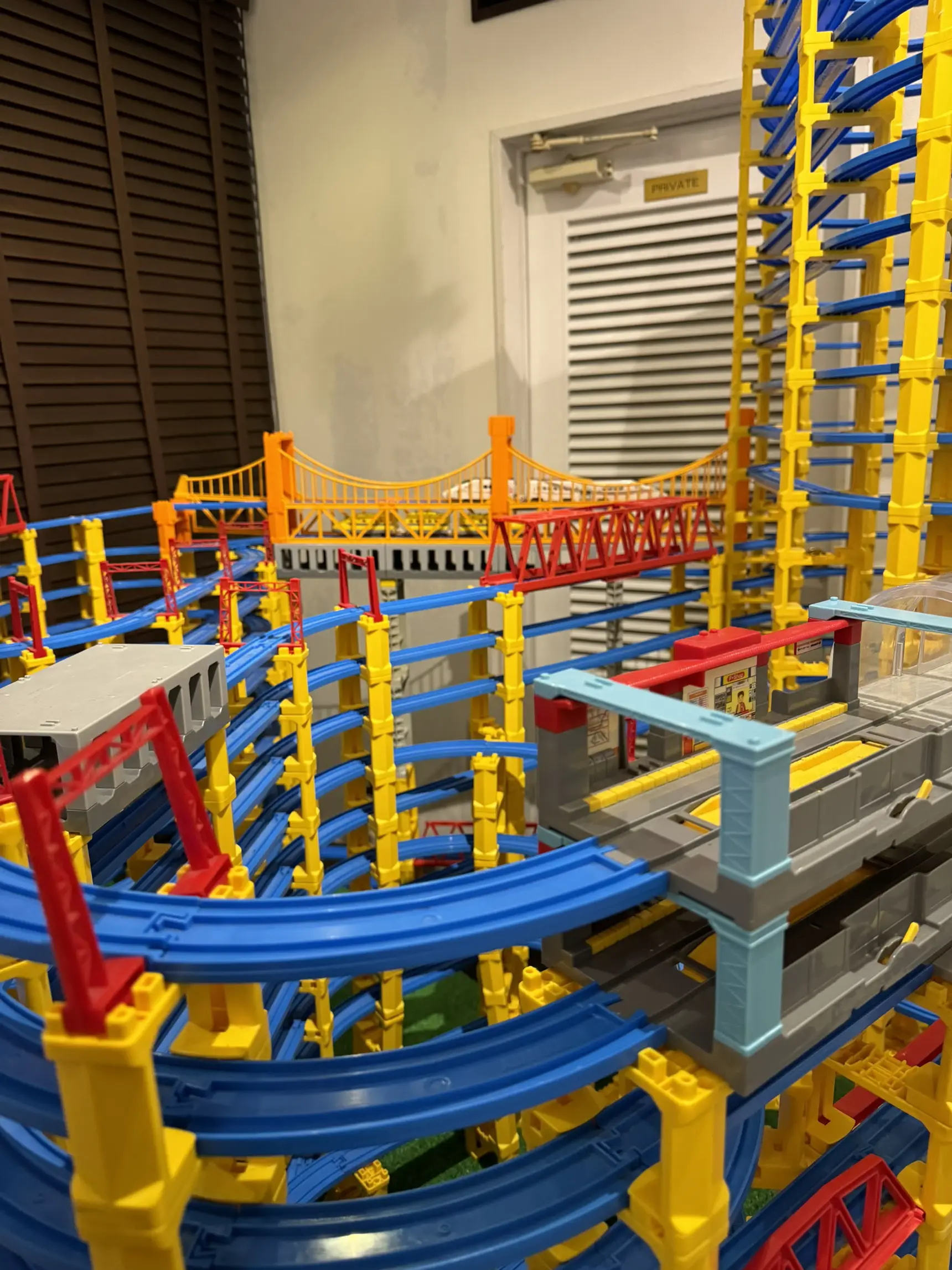 プラレール好きトミカ好きにはたまらない場所🚄🚗 | rimamaが投稿した  