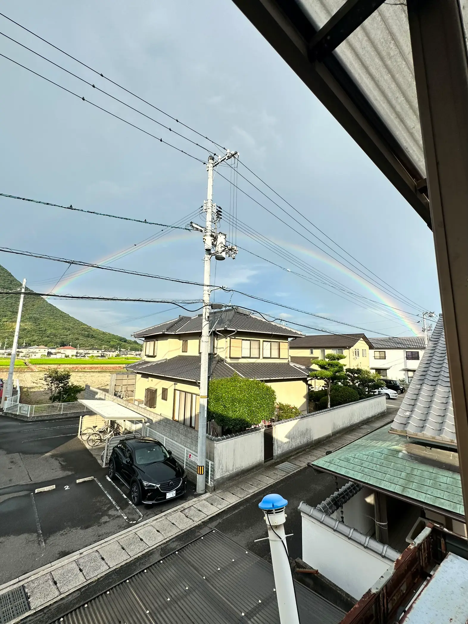 I saw a beautiful rainbow yesterday.