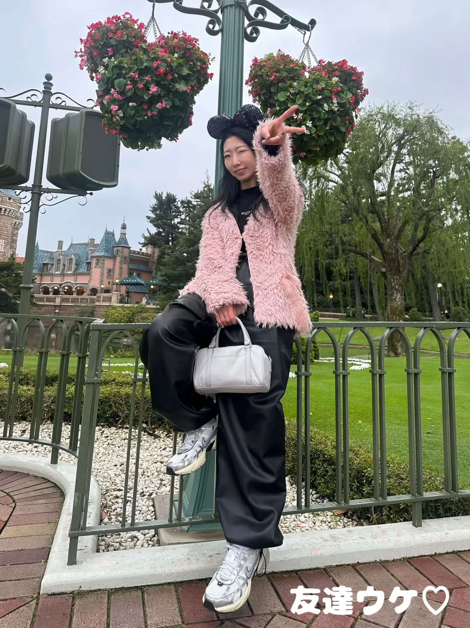 📍ディズニーコーデ🖤どっちがすき？？ | 마이 maiが投稿したフォトブック | Lemon8