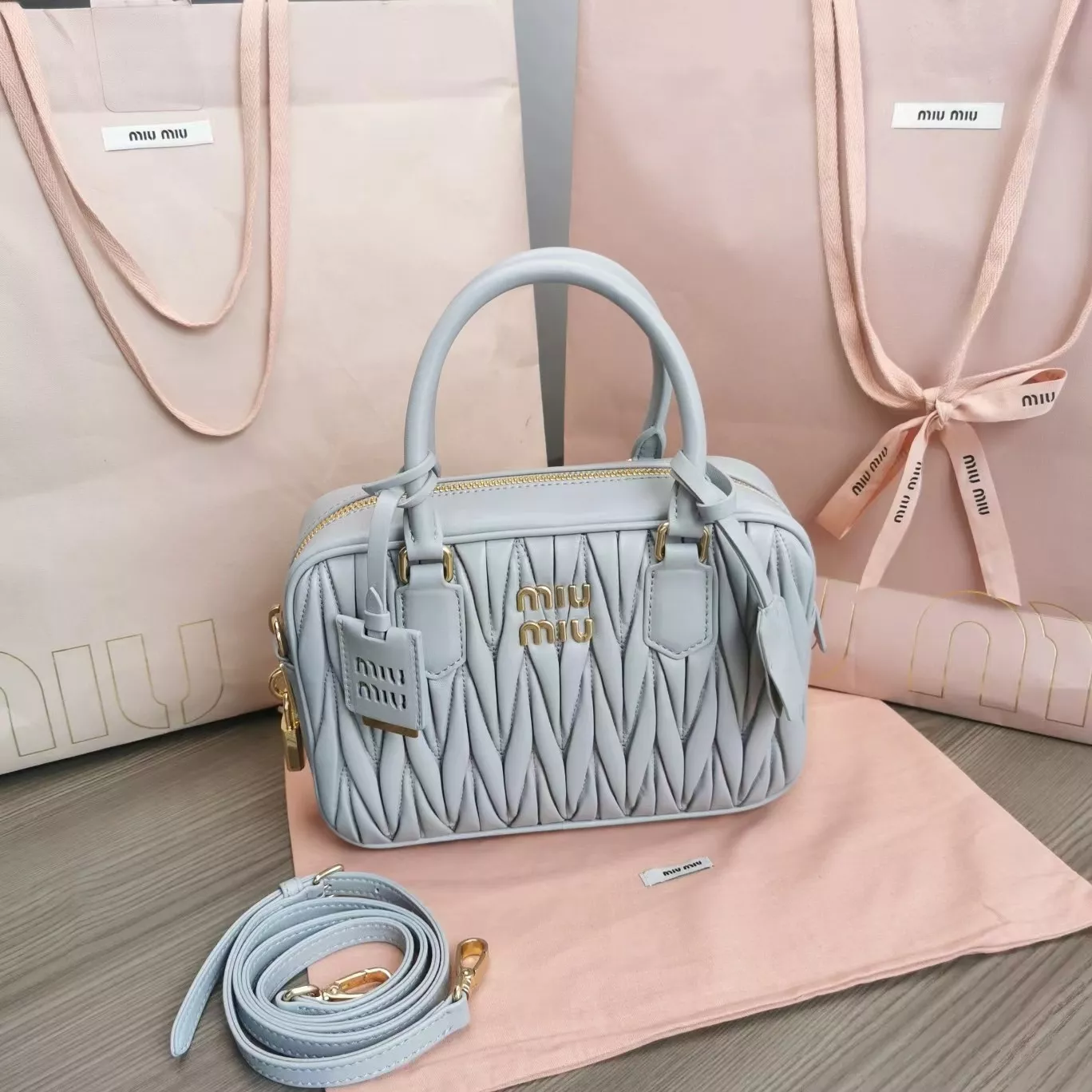 miumiuのバッグは本当にきれいで、この色はとてもきれいです。の画像 (0枚目)