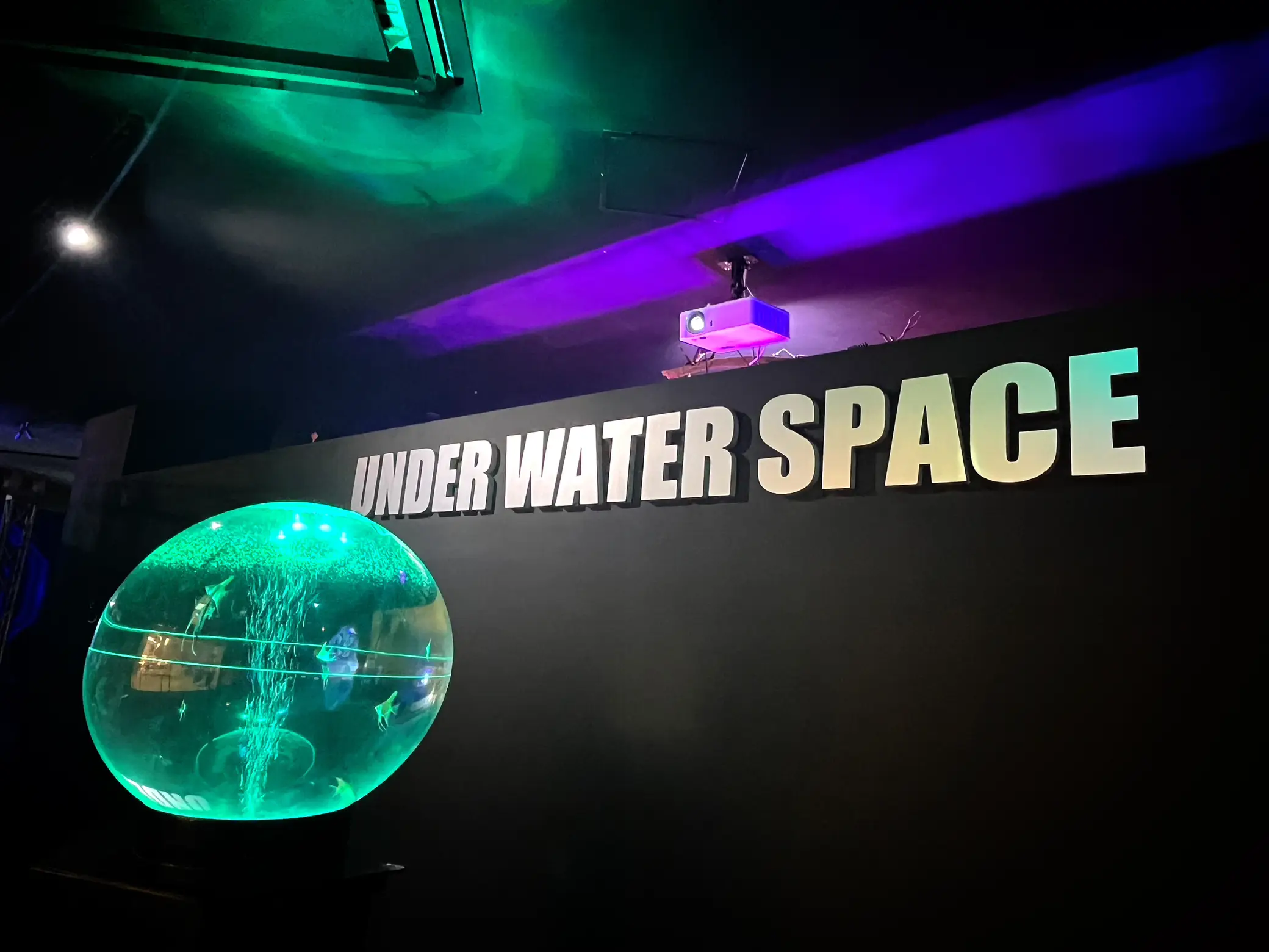 アクアリウム宇宙旅行✨横浜ワールドポーターズUNDER WATER SPACE。ムッチャ大好物な感じ | kazuが投稿したフォトブック |  Lemon8