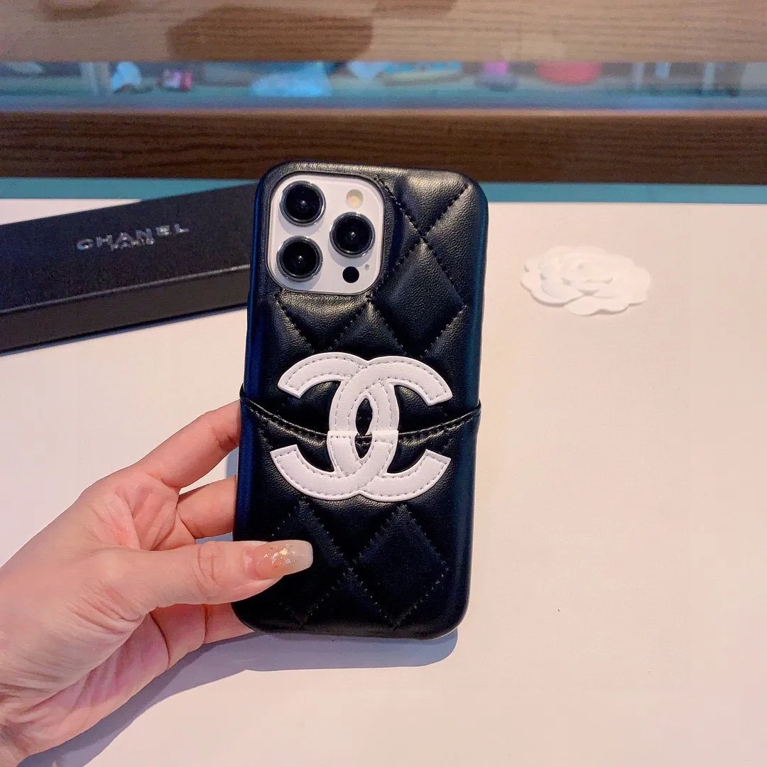 CHANEL iPhone 15携帯電話のケース | Alberta Davidsoが投稿したフォト