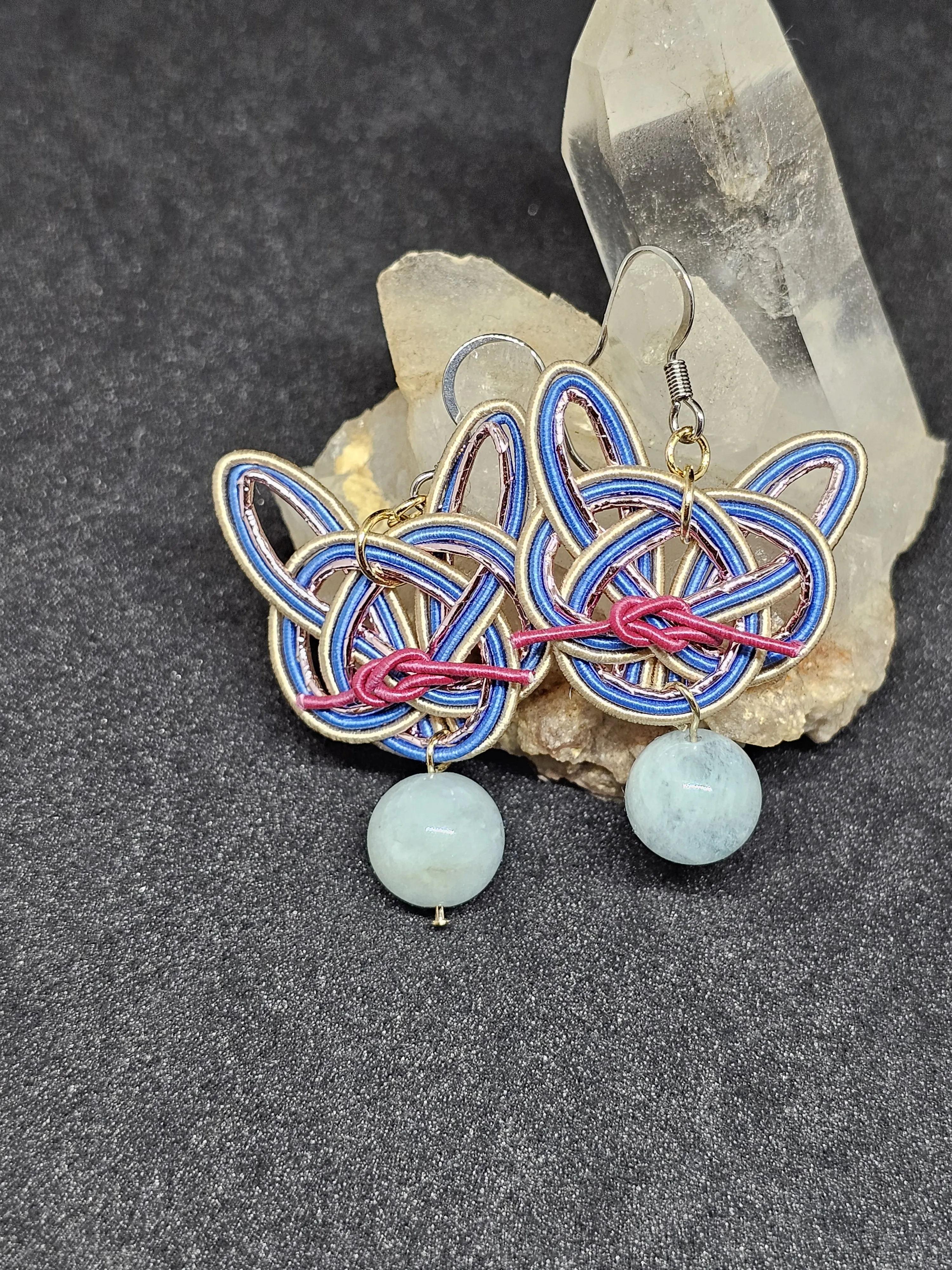 アンティーク手描きの瞳やふっくらとしたお顔が美しい招き猫