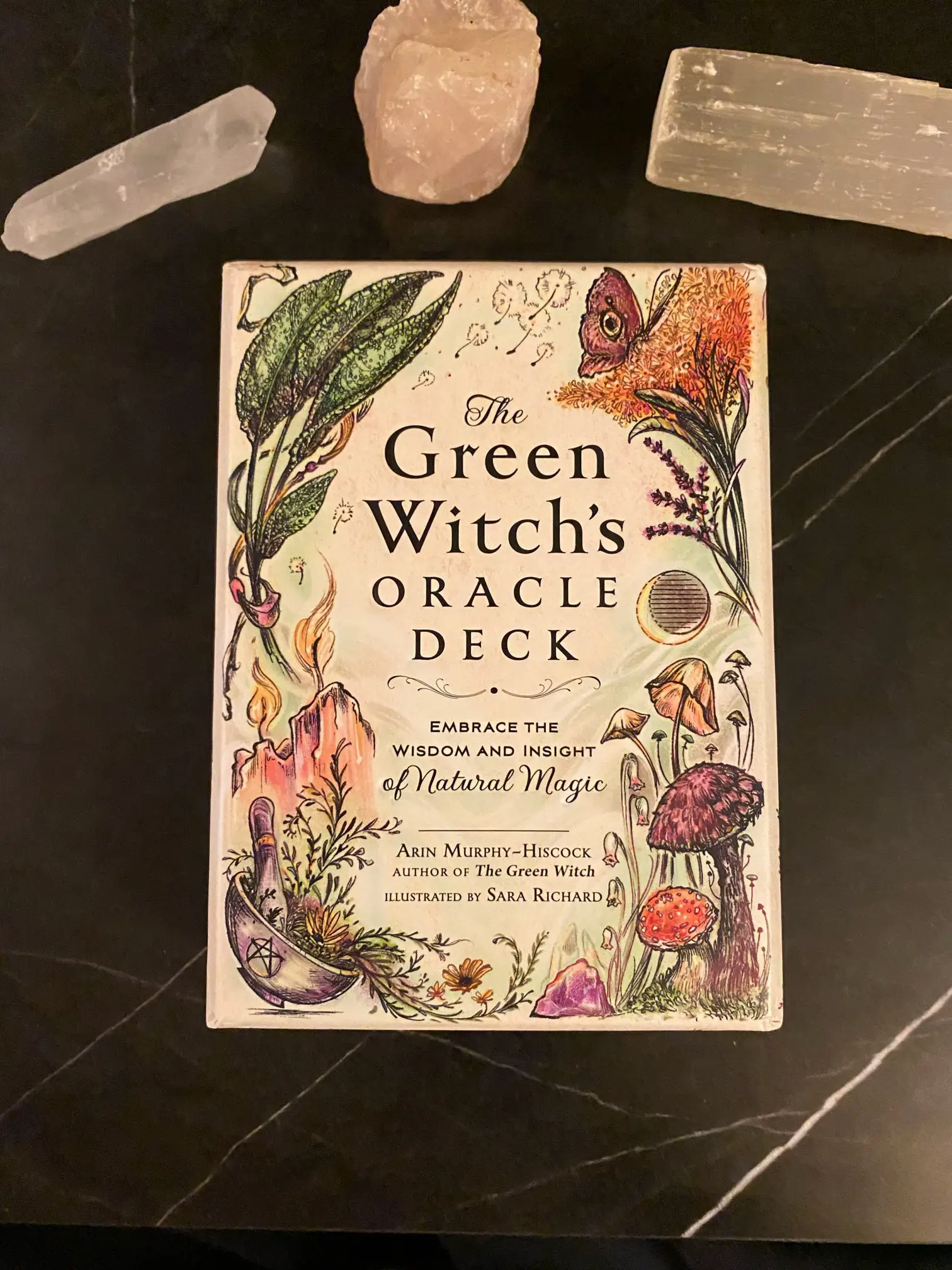 The Green Witch's Oracle Deck: Embrace the Wisdom and Insight of Natural  Magic (Green Witch Witchcraft Series) : Murphy-Hiscock, Arin, Richard,  Sara: : Books