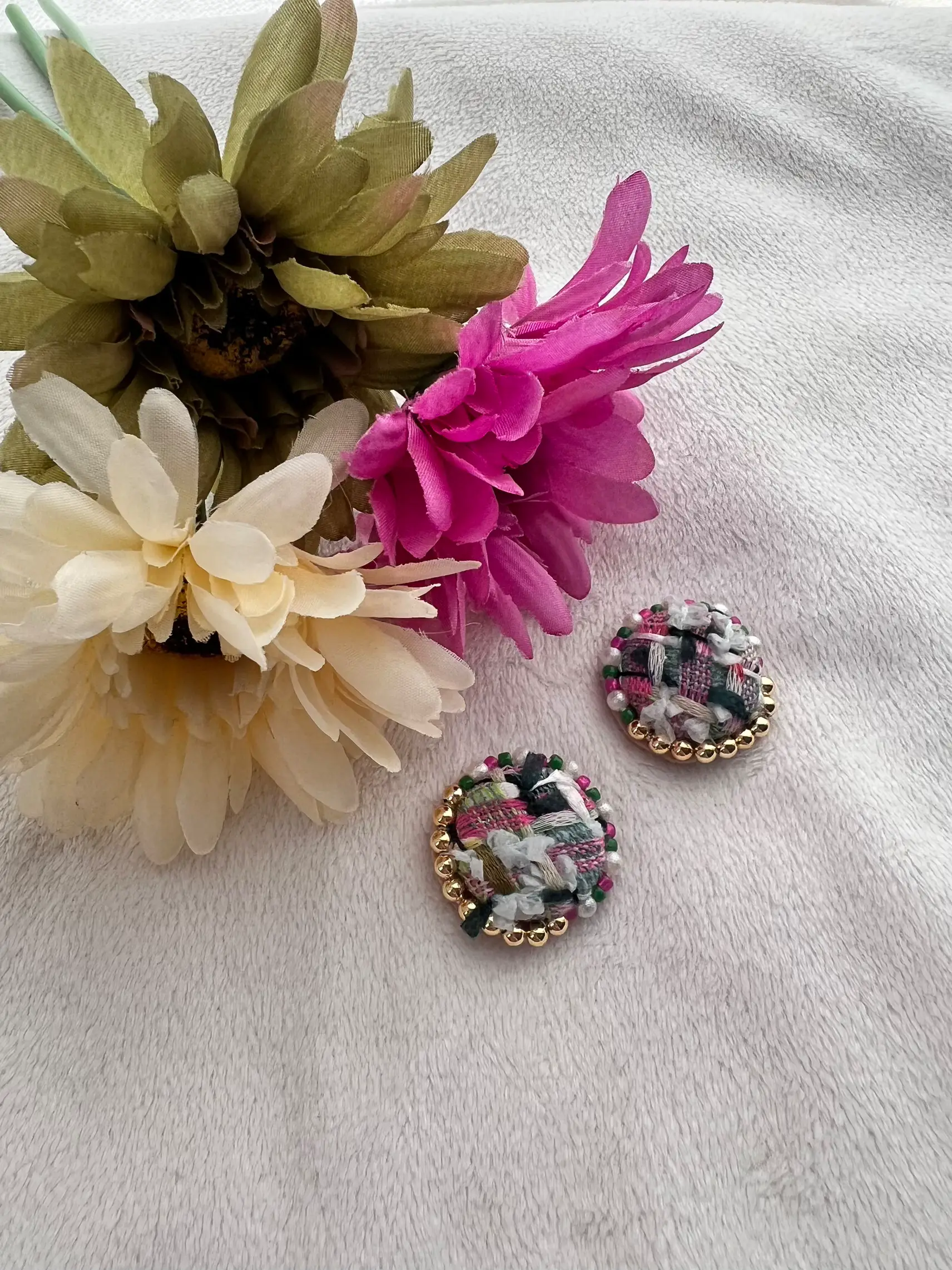 刺繍】カラフルツイードとビーズピアス | sarasara5866が投稿した 