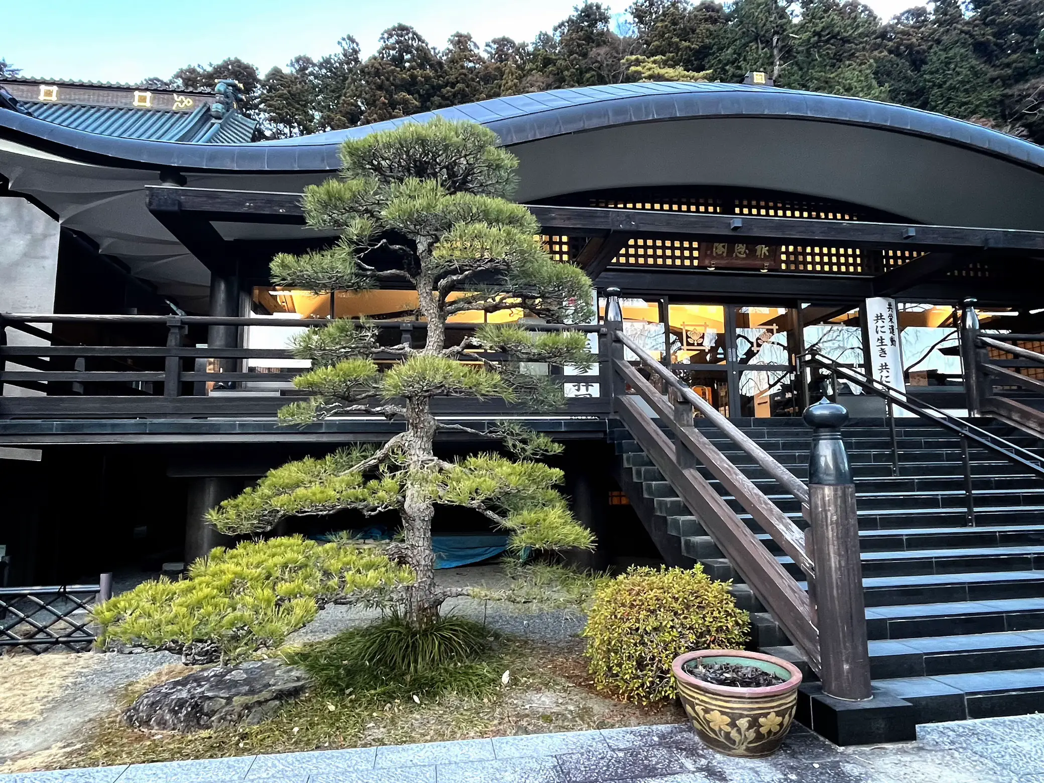 山梨県身延山の久遠寺✨切絵の御朱印の用紙を購入して、報恩閣に持ってゆくと字を入れてくれます😊👍 | kazuが投稿したフォトブック | Lemon8