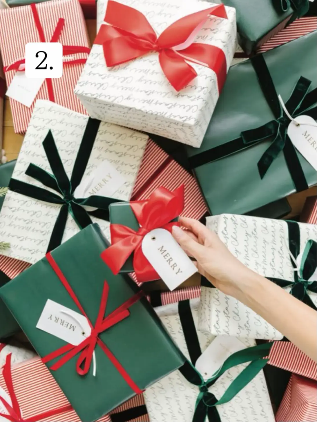 WHICH CHRISTMAS WRAPPING PAPER AESTHETIC ARE YOU?