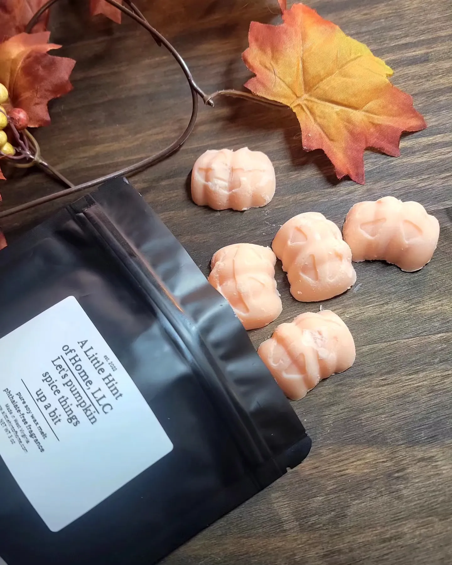 Get ready for Fall with our pumpkin wax melts🎃