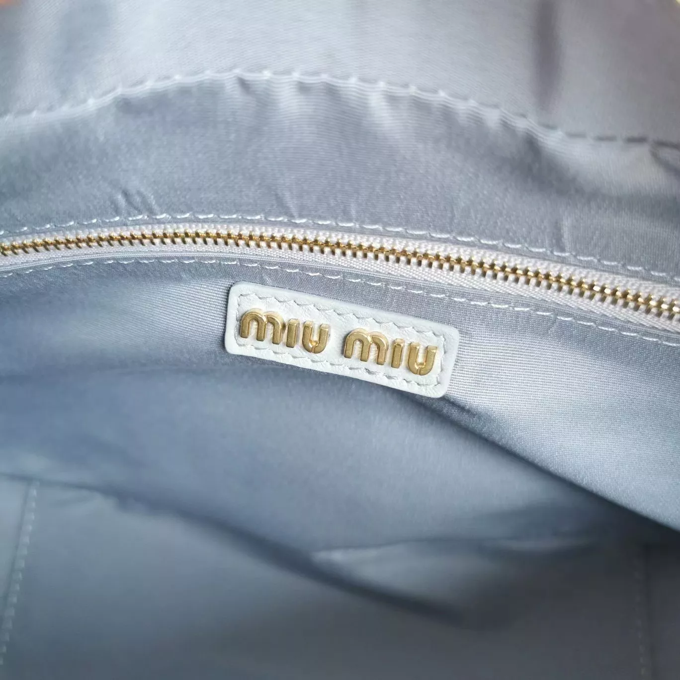 miumiuのバッグは本当にきれいで、この色はとてもきれいです。の画像 (2枚目)