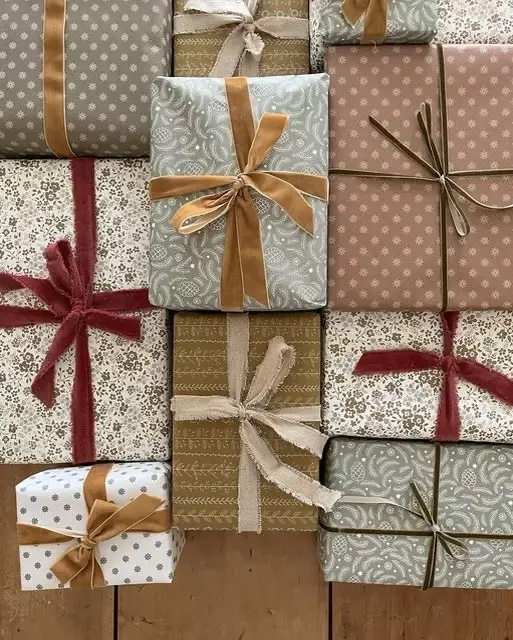 WHICH CHRISTMAS WRAPPING PAPER AESTHETIC ARE YOU?