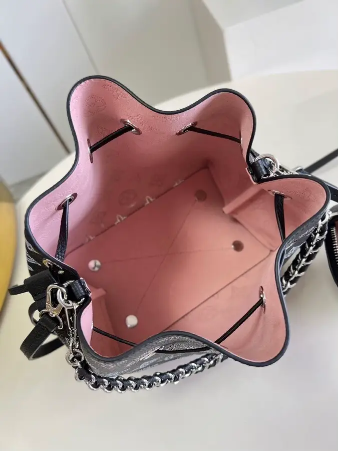 Louis Vuitton Bella bucket bag M21096