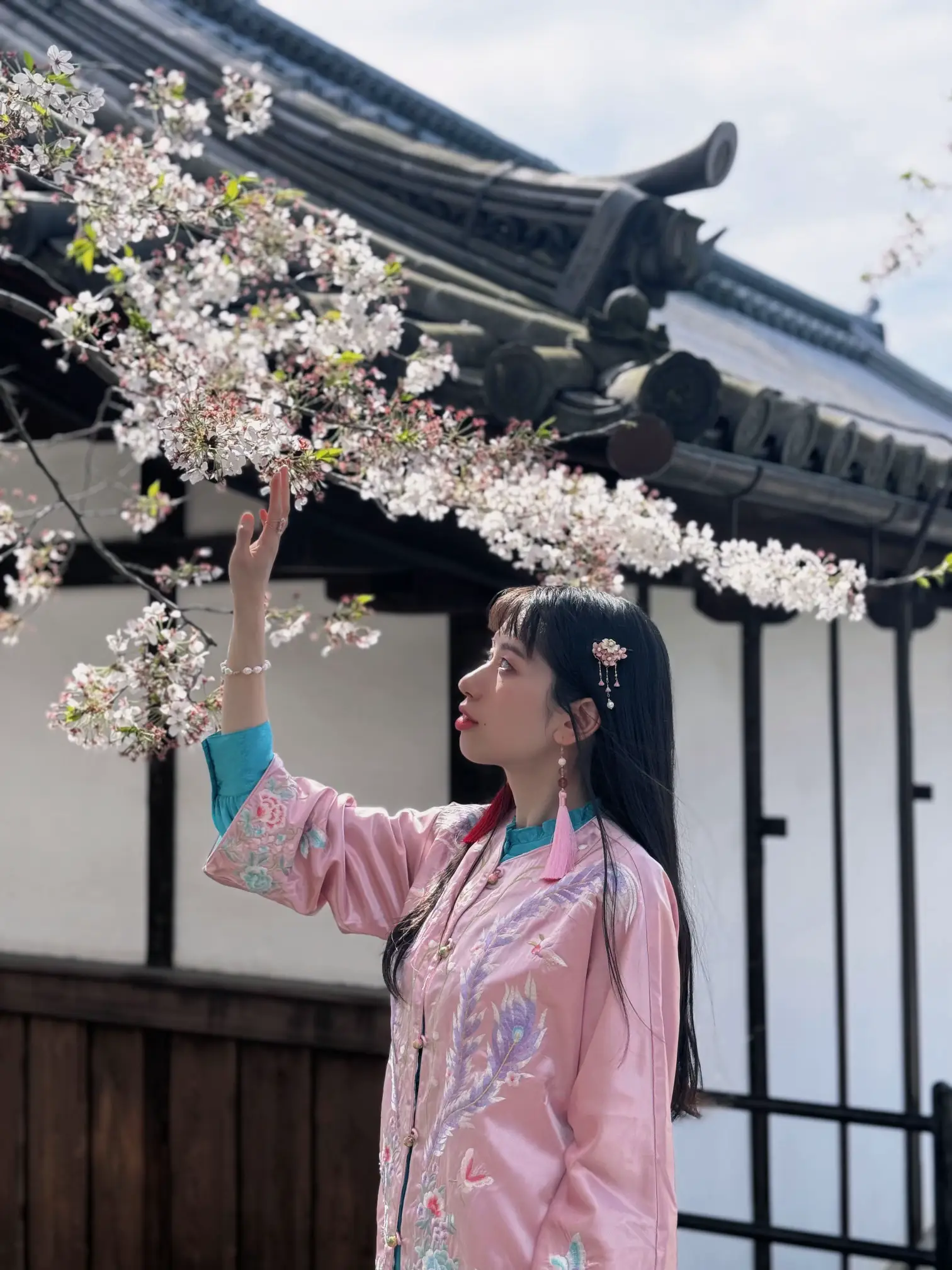 チャイナ服🇨🇳刺繍入り 桜🌸 | 彩popo_leiが投稿したフォトブック | Lemon8