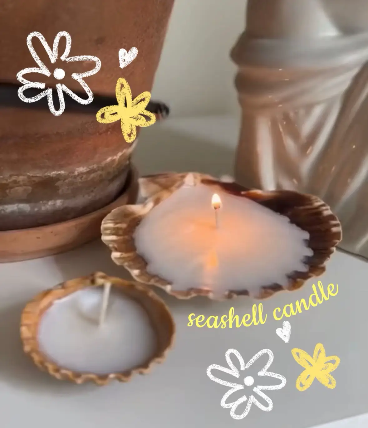  A candle with a flower on it is sitting on a plate.