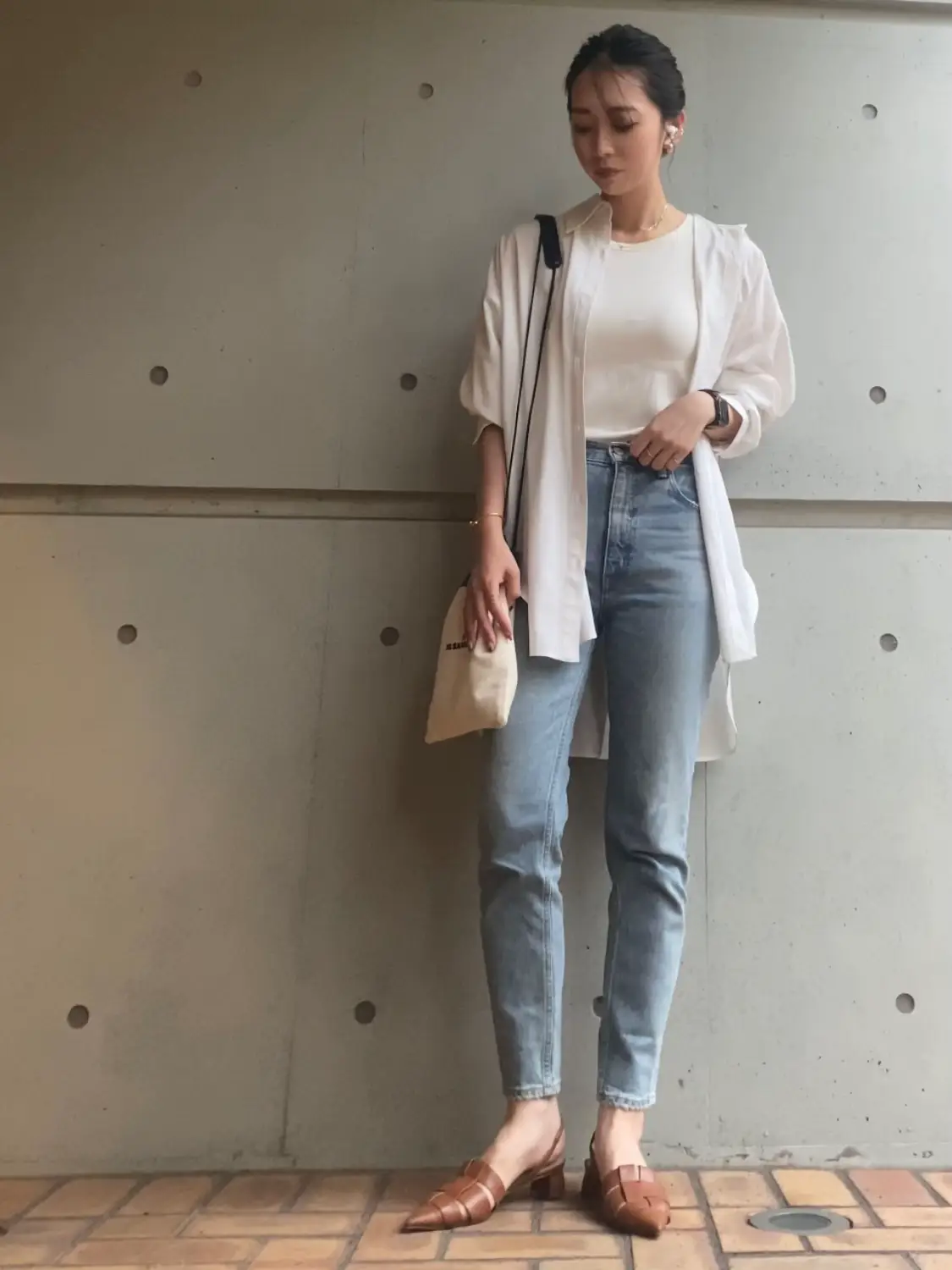 MOUSSY】×【SLY】少し肌寒くなってきた今の季節にぴったりのシャツコーデ🫶🏻 | tomomi🌝が投稿したフォトブック | Lemon8