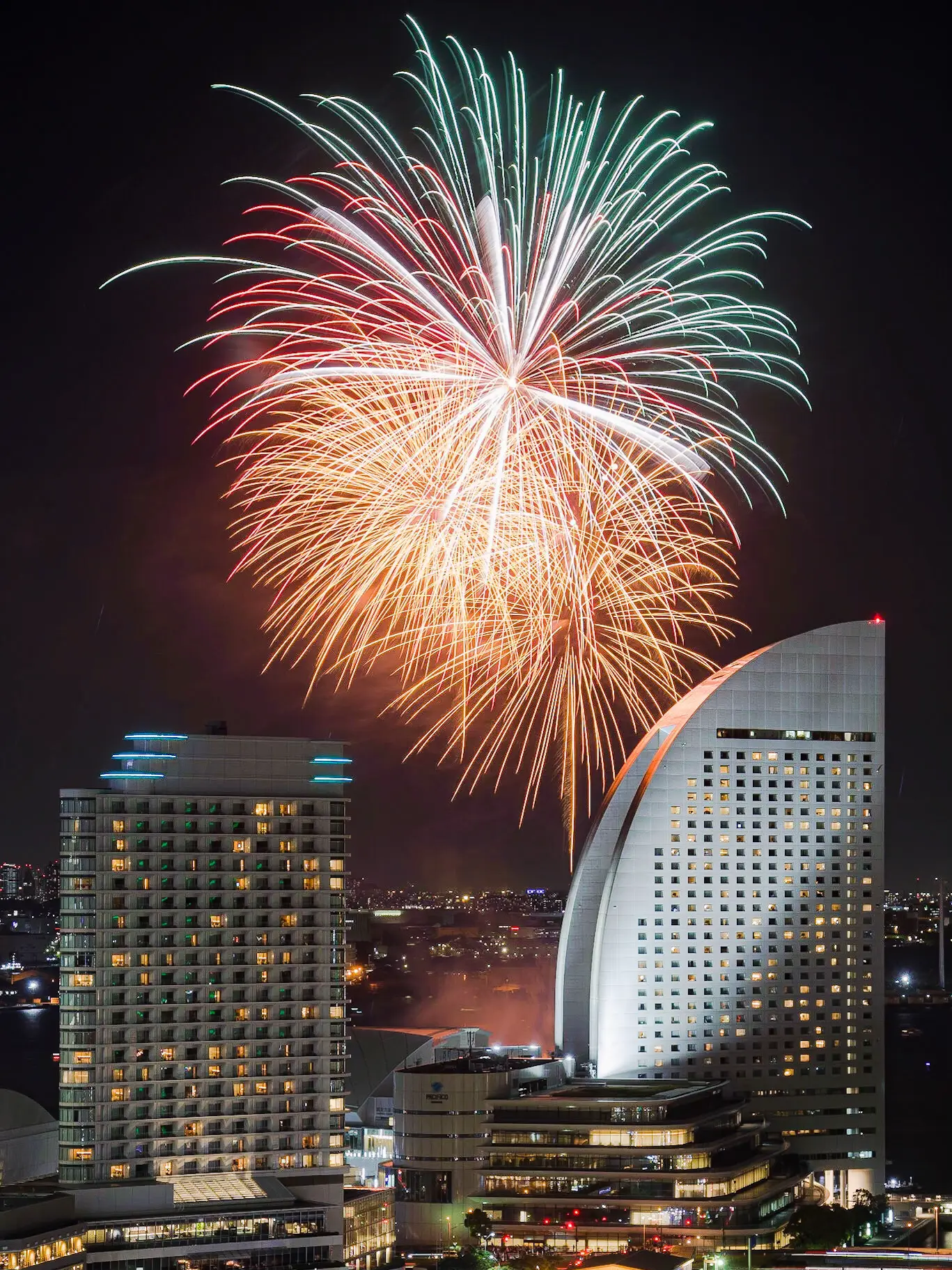 みなとみらいの花火大会！🎆】横浜開港祭はホテルから見るのがおすすめ！🏨✨ | eno_絶景トラベルが投稿したフォトブック | Lemon8