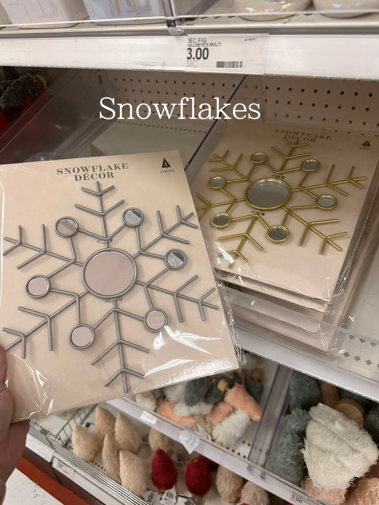  Two pieces of paper with snowflakes on them.