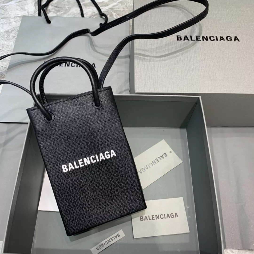 Balenciagaの携帯バッグ | ssie8が投稿したフォトブック | Lemon8