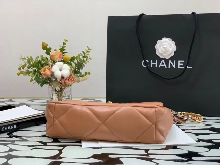 What's In My New Chanel 19 30cm Bag + Review