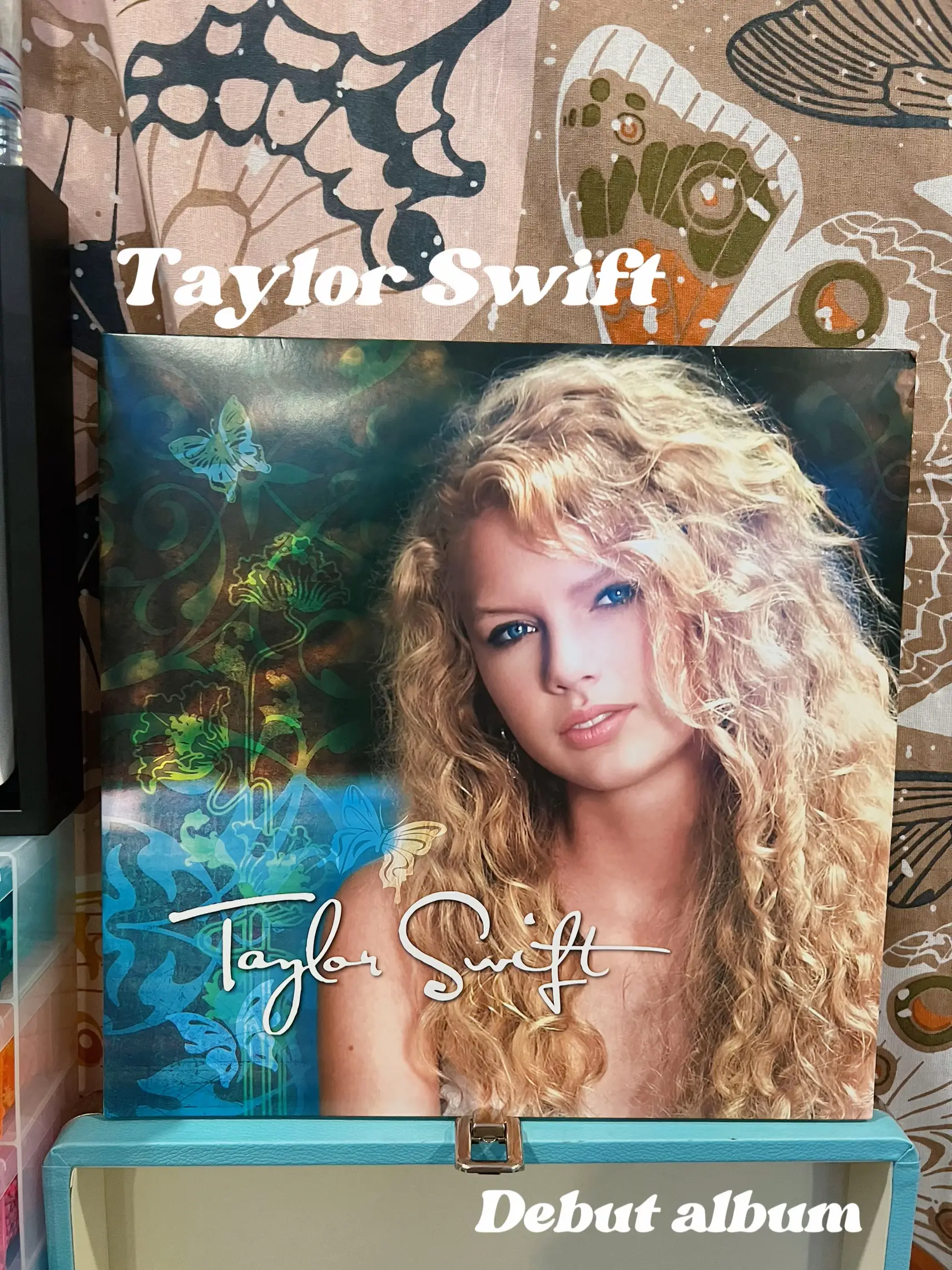 My 1989 vinyl finally came in the post, a TSwift record collection