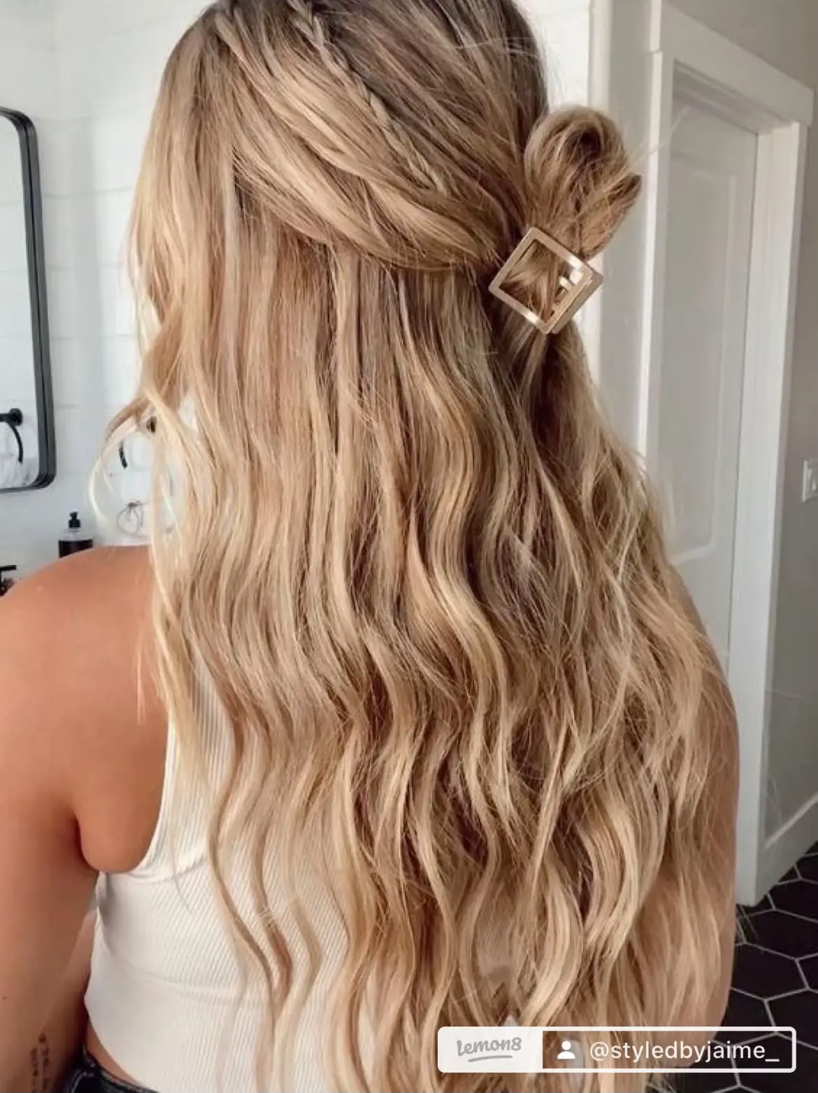 Easy Half Up Claw Clip Hair 🫶🏼 you know I love a quick and simple  hairstyle and this half up hair is perfect for summer weekends! S
