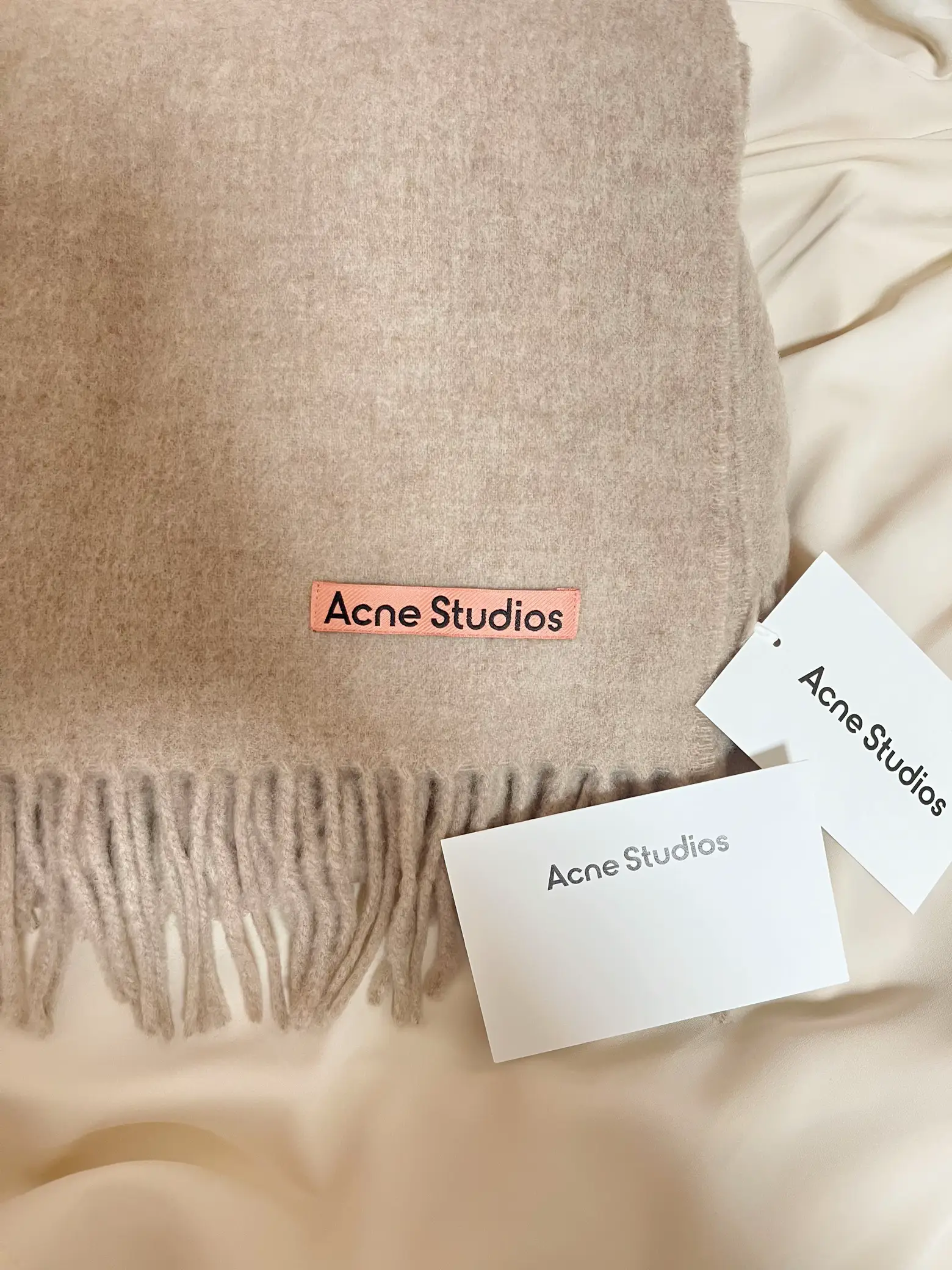 かわいすぎる♡acnestudios 淡色マフラー | sakiが投稿したフォトブック | Lemon8