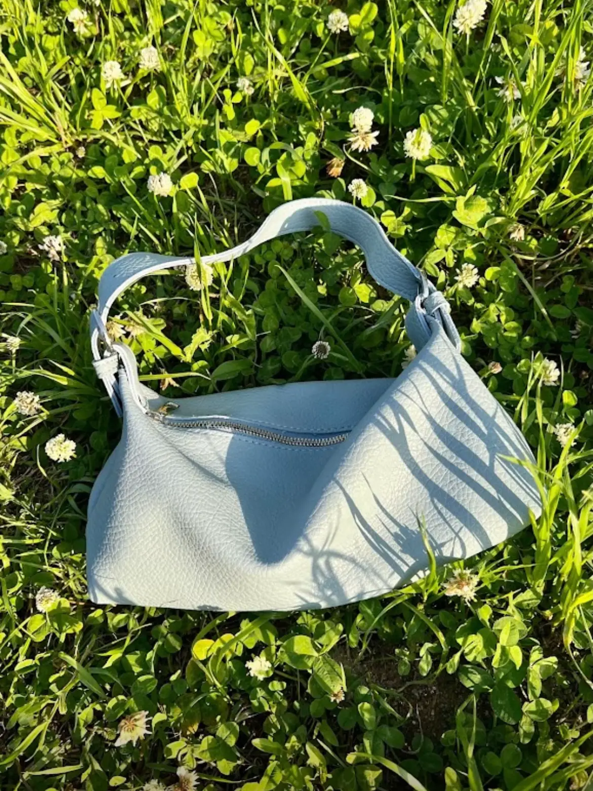 シンプルなコーデにもってこい⁉️な水色のバッグ  👜 | AOIが投稿した