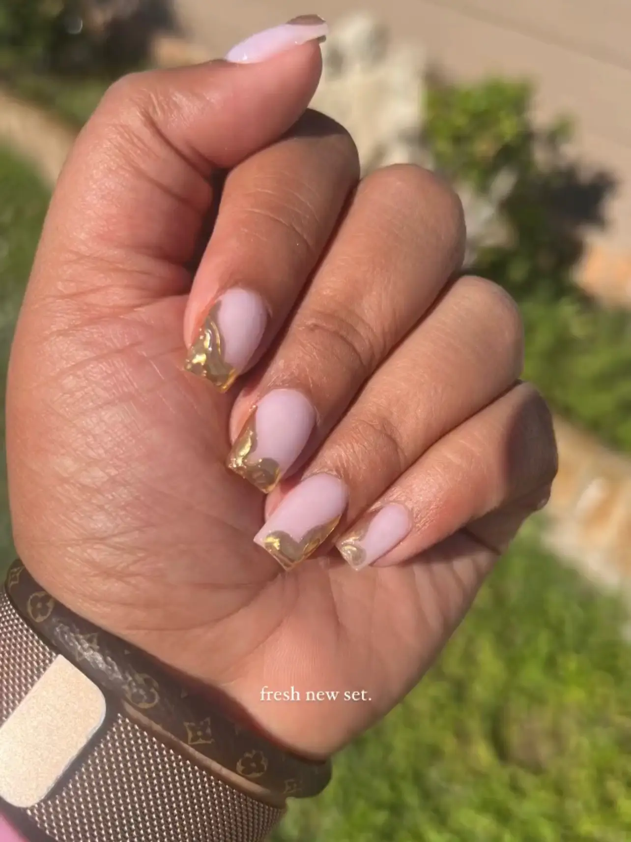 Cute Spring Nails To Inspire You : Swirl Peach & Gold Nails