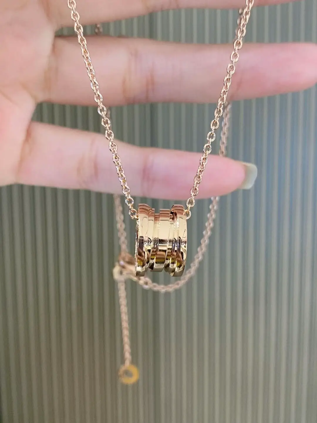 希少品】18 Kゴールドのネックレスはおしゃれで個性的な鎖骨チェーンです