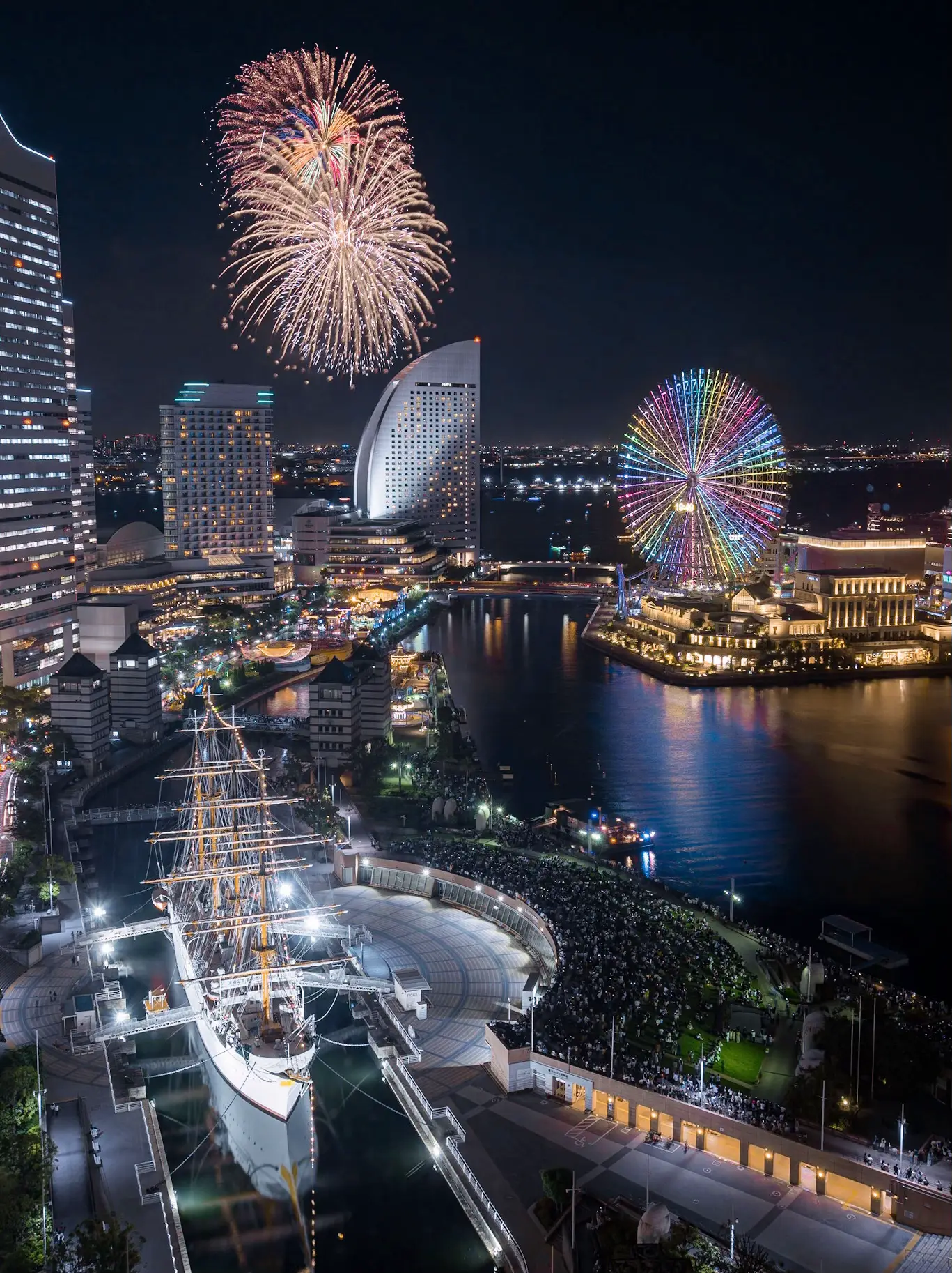 みなとみらいの花火大会！🎆】横浜開港祭はホテルから見るのがおすすめ！🏨✨ | eno_絶景トラベルが投稿したフォトブック | Lemon8